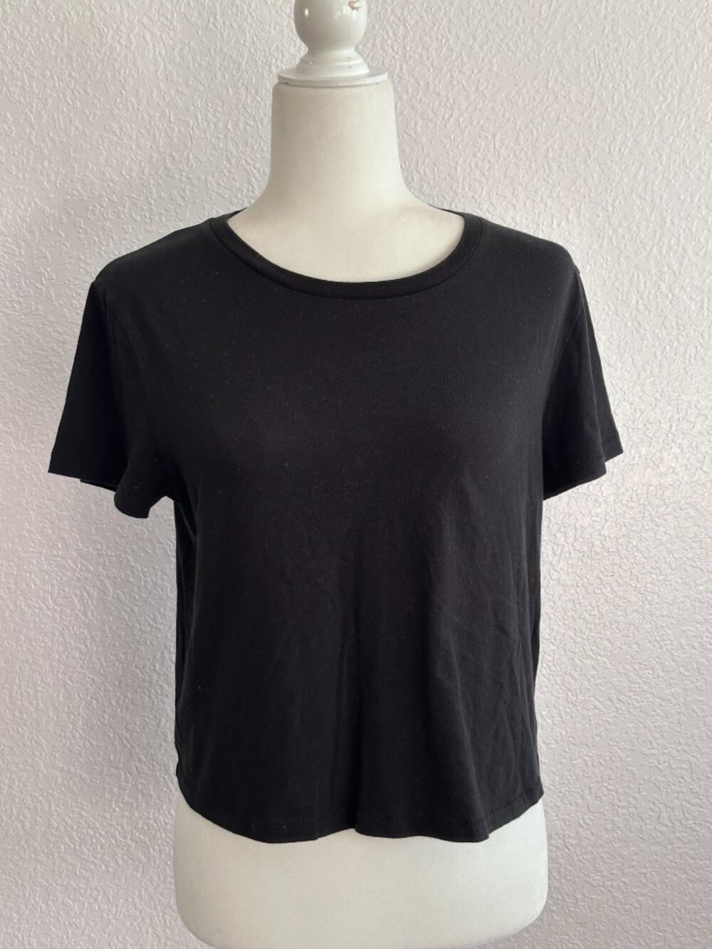 Universal Thread Black Tee Size Medium Soft Cotton Basic Short Sleeve Everyday - Picture 2 of 7